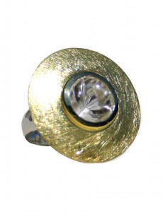 Silberring mit vergoldetem runden Oberteil und Bergkristall